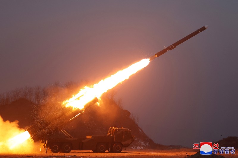 Serangkaian uji coba Korea Utara menembakkan rudal jelajah pada Selasa (30/1) waktu setempat. (via REUTERS/KCNA) Serangkaian uji coba Korea Utara menembakkan rudal jelajah pada Selasa (30/1) waktu setempat. (via REUTERS/KCNA)