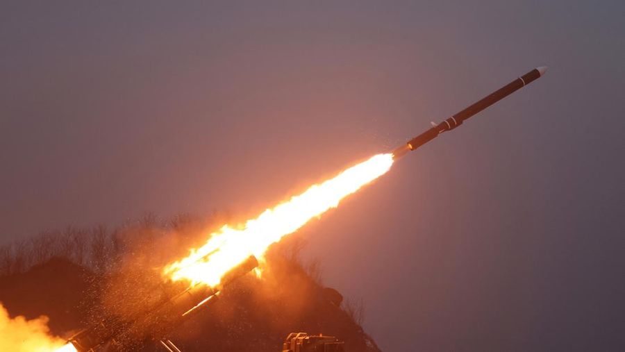 Serangkaian uji coba Korea Utara menembakkan rudal jelajah pada Selasa (30/1) waktu setempat. (via REUTERS/KCNA)