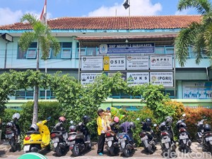 Ada Kampanye Depan Sekolah, SMP N 2 Solo Belajar secara Daring