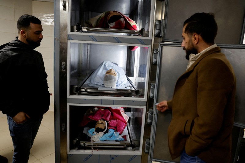 Tentara Israel menyamar sebagai petugas medis, menyerbu Rumah Sakit Ibn Sina dan membunuh tiga orang di rumah sakit tersebut. (Palestinian Health Ministry via AP) Tentara Israel menyamar sebagai petugas medis, menyerbu Rumah Sakit Ibn Sina dan membunuh tiga orang di rumah sakit tersebut. (Palestinian Health Ministry via AP)
