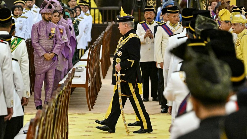 Sultan Johor, Sultan Ibrahim Iskandar duduk saat upacara pengambilan sumpah sebagai Raja Malaysia ke-17 di Istana Nasional di Kuala Lumpur, Malaysia pada 31 Januari 2024. (via REUTERS/POOL)