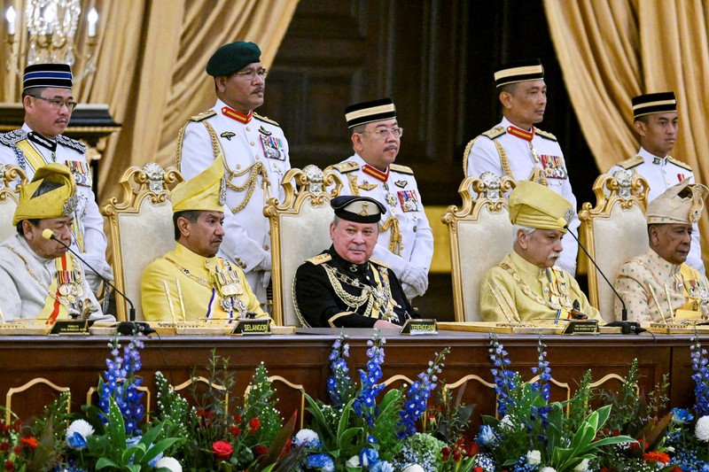Sultan Johor, Sultan Ibrahim Iskandar duduk saat upacara pengambilan sumpah sebagai Raja Malaysia ke-17 di Istana Nasional di Kuala Lumpur, Malaysia pada 31 Januari 2024. (via REUTERS/POOL)
