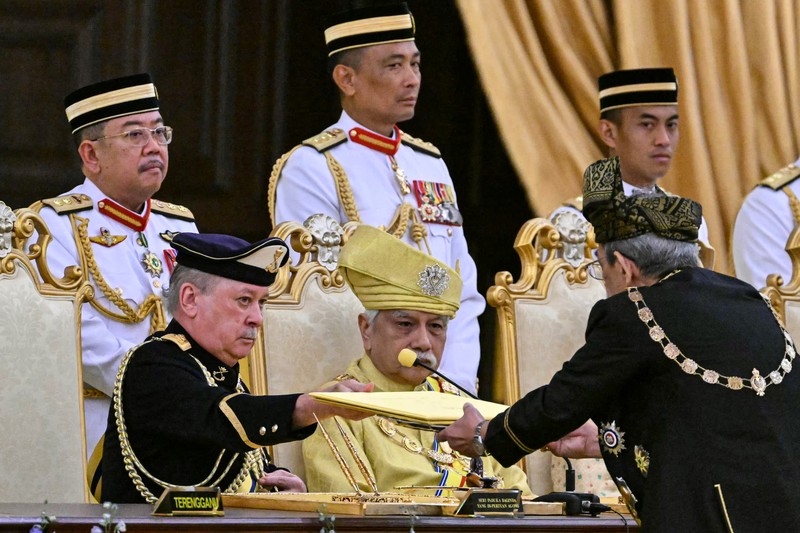 Sultan Johor, Sultan Ibrahim Iskandar duduk saat upacara pengambilan sumpah sebagai Raja Malaysia ke-17 di Istana Nasional di Kuala Lumpur, Malaysia pada 31 Januari 2024. (via REUTERS/POOL) Sultan Johor, Sultan Ibrahim Iskandar duduk saat upacara pengambilan sumpah sebagai Raja Malaysia ke-17 di Istana Nasional di Kuala Lumpur, Malaysia pada 31 Januari 2024. (via REUTERS/POOL)