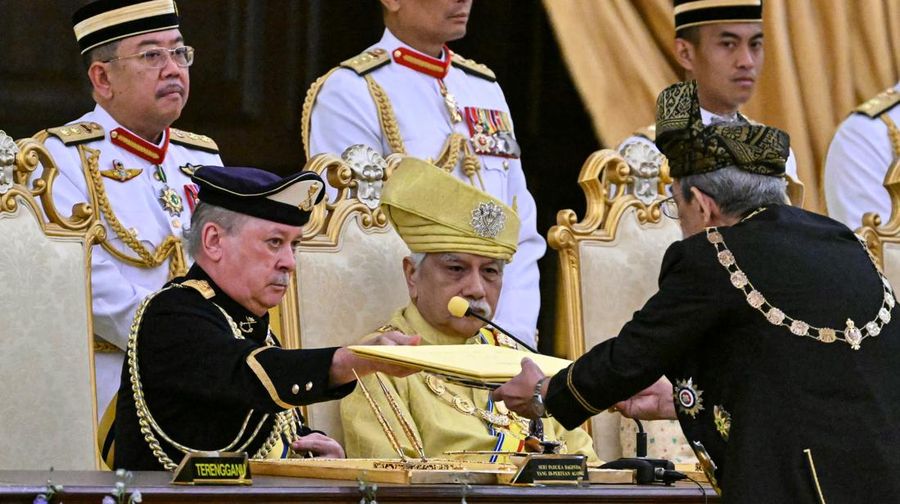 Sultan Johor, Sultan Ibrahim Iskandar duduk saat upacara pengambilan sumpah sebagai Raja Malaysia ke-17 di Istana Nasional di Kuala Lumpur, Malaysia pada 31 Januari 2024. (via REUTERS/POOL)