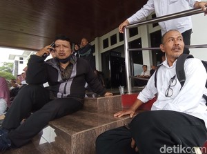 Kegigihan Tendik Kota Tasik Puluhan Tahun Bekerja Tanpa Upah Layak