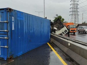 Truk Terguling hingga Keluar Jalur di Tol Wiyoto Wiyono, Arus Lalin Macet