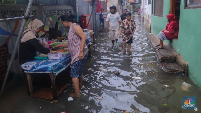 Warga melintas saat banjir melanda wilayah pemukiman penduduk di kawasan Petogogan, Jakarta, Rabu (31/1/2024). Banjir yang melanda wilayah yang berlokasi tidak jauh dari kantor Walikota Jakarta Selatan itu terjadi akibat hujan sejak pukul 01.00 WIB dini hari. (CNBC Indonesia/Faisal Rahman) Warga melintas saat banjir melanda wilayah pemukiman penduduk di kawasan Petogogan, Jakarta, Rabu (31/1/2024). Banjir yang melanda wilayah yang berlokasi tidak jauh dari kantor Walikota Jakarta Selatan itu terjadi akibat hujan sejak pukul 01.00 WIB dini hari. (CNBC Indonesia/Faisal Rahman)