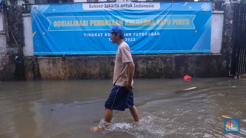 Warga melintas saat banjir melanda wilayah pemukiman penduduk di kawasan Petogogan, Jakarta, Rabu (31/1/2024). Banjir yang melanda wilayah yang berlokasi tidak jauh dari kantor Walikota Jakarta Selatan itu terjadi akibat hujan sejak pukul 01.00 WIB dini hari. (CNBC Indonesia/Faisal Rahman) Warga melintas saat banjir melanda wilayah pemukiman penduduk di kawasan Petogogan, Jakarta, Rabu (31/1/2024). Banjir yang melanda wilayah yang berlokasi tidak jauh dari kantor Walikota Jakarta Selatan itu terjadi akibat hujan sejak pukul 01.00 WIB dini hari. (CNBC Indonesia/Faisal Rahman)