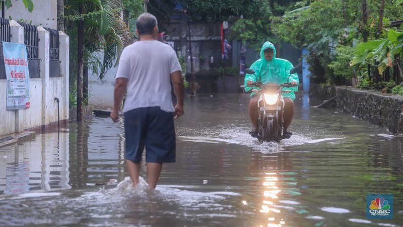 Warga melintas saat banjir melanda wilayah pemukiman penduduk di kawasan Petogogan, Jakarta, Rabu (31/1/2024). Banjir yang melanda wilayah yang berlokasi tidak jauh dari kantor Walikota Jakarta Selatan itu terjadi akibat hujan sejak pukul 01.00 WIB dini hari. (CNBC Indonesia/Faisal Rahman) Warga melintas saat banjir melanda wilayah pemukiman penduduk di kawasan Petogogan, Jakarta, Rabu (31/1/2024). Banjir yang melanda wilayah yang berlokasi tidak jauh dari kantor Walikota Jakarta Selatan itu terjadi akibat hujan sejak pukul 01.00 WIB dini hari. (CNBC Indonesia/Faisal Rahman)