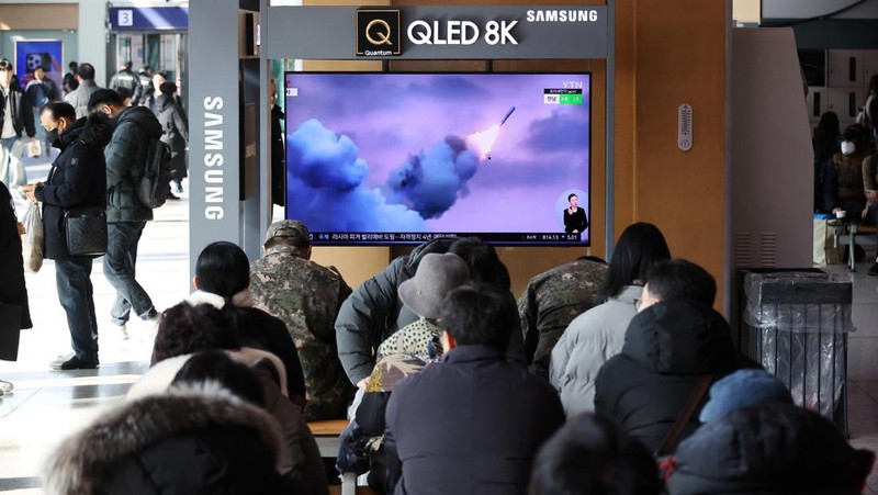 Serangkaian uji coba Korea Utara menembakkan rudal jelajah pada Selasa (30/1) waktu setempat. (via REUTERS/KCNA)