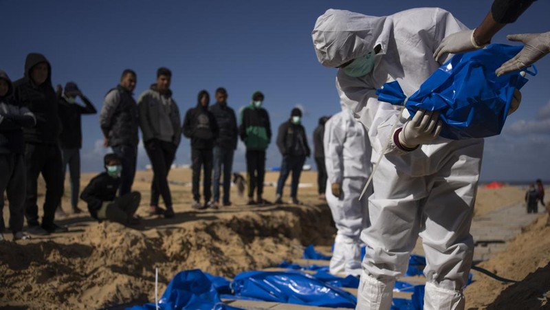 Warga Palestina menguburkan jenazah orang yang tewas dalam pertempuran dengan Israel dan dikembalikan ke Gaza oleh militer Israel, saat pemakaman massal di Rafah, Jalur Gaza, Selasa, 30 Januari 2024. (AP Photo/Fatima Shbair)