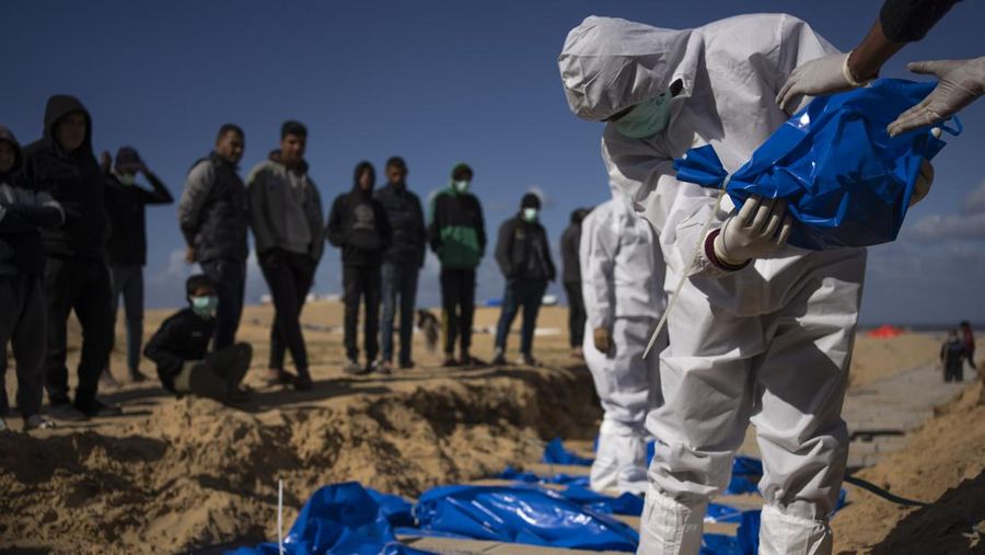 Warga Palestina menguburkan jenazah orang yang tewas dalam pertempuran dengan Israel dan dikembalikan ke Gaza oleh militer Israel, saat pemakaman massal di Rafah, Jalur Gaza, Selasa, 30 Januari 2024. (AP Photo/Fatima Shbair)