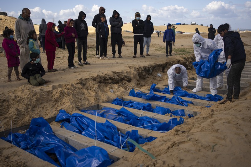 Warga Palestina menguburkan jenazah orang yang tewas dalam pertempuran dengan Israel dan dikembalikan ke Gaza oleh militer Israel, saat pemakaman massal di Rafah, Jalur Gaza, Selasa, 30 Januari 2024. Warga Palestina menguburkan jenazah orang yang tewas dalam pertempuran dengan Israel dan dikembalikan ke Gaza oleh militer Israel, saat pemakaman massal di Rafah, Jalur Gaza, Selasa, 30 Januari 2024. (AP Photo/Fatima Shbair)