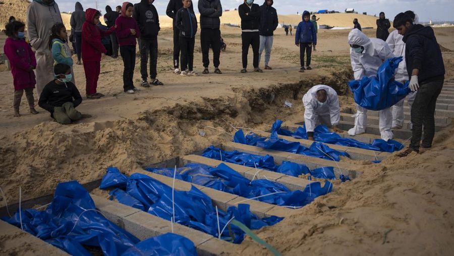 Warga Palestina menguburkan jenazah orang yang tewas dalam pertempuran dengan Israel dan dikembalikan ke Gaza oleh militer Israel, saat pemakaman massal di Rafah, Jalur Gaza, Selasa, 30 Januari 2024. (AP Photo/Fatima Shbair)