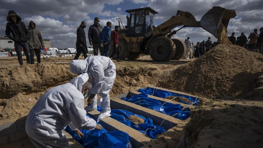 Warga Palestina menguburkan jenazah orang yang tewas dalam pertempuran dengan Israel dan dikembalikan ke Gaza oleh militer Israel, saat pemakaman massal di Rafah, Jalur Gaza, Selasa, 30 Januari 2024. (AP Photo/Fatima Shbair)