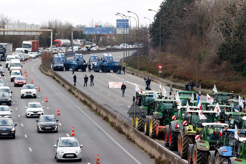 Asap mengepul dari benda-benda yang dibakar ketika orang-orang berkumpul di depan kantor pusat Uni Eropa ketika para petani Belgia menggunakan traktor mereka untuk memblokir kantor pusat, ketika mereka memprotes tekanan harga, pajak dan peraturan ramah lingkungan, keluhan yang dirasakan oleh para petani di seluruh Eropa, di Brussels, Belgia 1 Februari 2024. Asap mengepul dari benda-benda yang dibakar ketika orang-orang berkumpul di depan kantor pusat Uni Eropa ketika para petani Belgia menggunakan traktor mereka untuk memblokir kantor pusat, ketika mereka memprotes tekanan harga, pajak dan peraturan ramah lingkungan, keluhan yang dirasakan oleh para petani di seluruh Eropa, di Brussels, Belgia 1 Februari 2024. (REUTERS/Yves Herman)