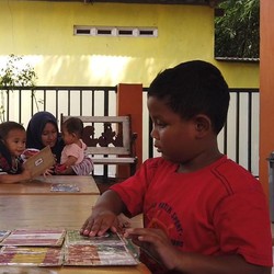 Anak Ojol Hingga Tukang Batagor Belajar di Kampung Buku Rawan Longsor