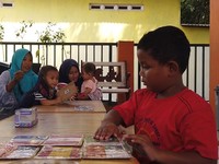 Anak Ojol Hingga Tukang Batagor Belajar di Kampung Buku Rawan Longsor