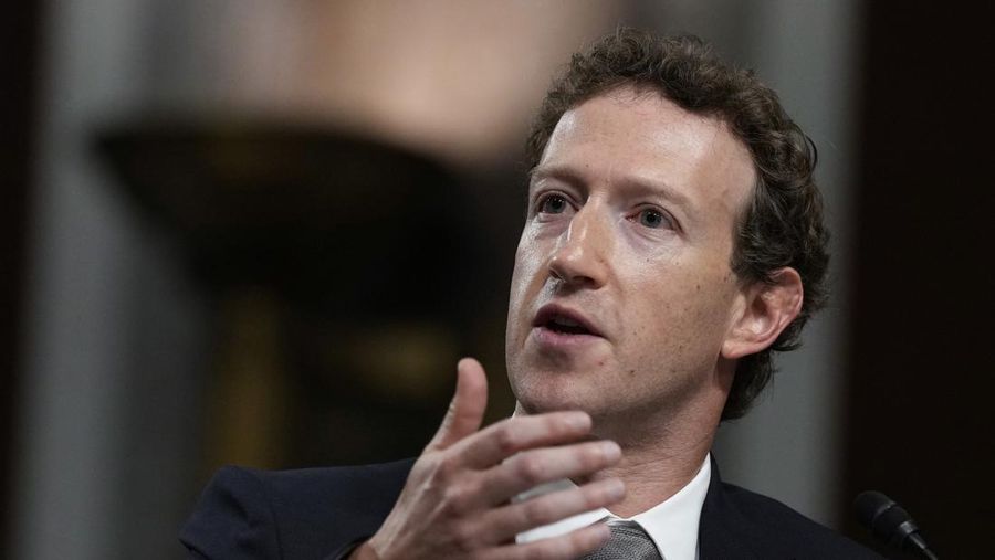 CEO Meta Mark Zuckerberg berbicara selama sidang Komite Kehakiman Senat dengan pemimpin platform media sosial lainnya di Capitol Hill di Washington, Rabu, 31 Januari 2024, untuk membahas keselamatan anak secara online. (AP Photo/Susan Walsh)