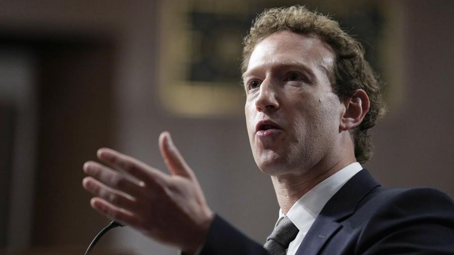 CEO Meta Mark Zuckerberg berbicara selama sidang Komite Kehakiman Senat dengan pemimpin platform media sosial lainnya di Capitol Hill di Washington, Rabu, 31 Januari 2024, untuk membahas keselamatan anak secara online. (AP Photo/Susan Walsh)