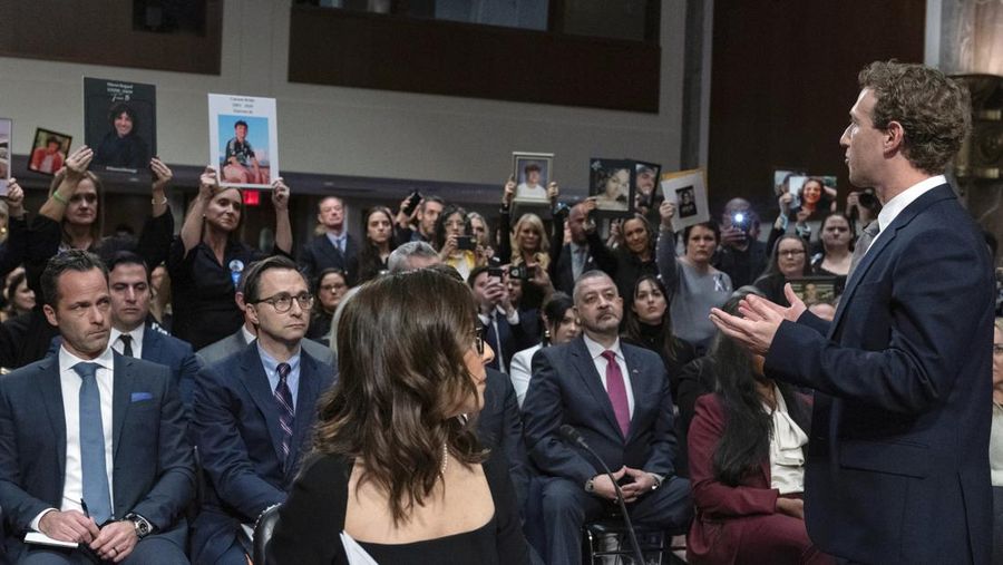 CEO Meta Mark Zuckerberg berpidato di depan hadirin pada sidang Komite Kehakiman Senat di Capitol Hill di Washington, Rabu, 31 Januari 2024, untuk membahas keselamatan anak. CEO X Linda Yaccarino melihat ke kiri. (AP Photo/Jose Luis Magana)