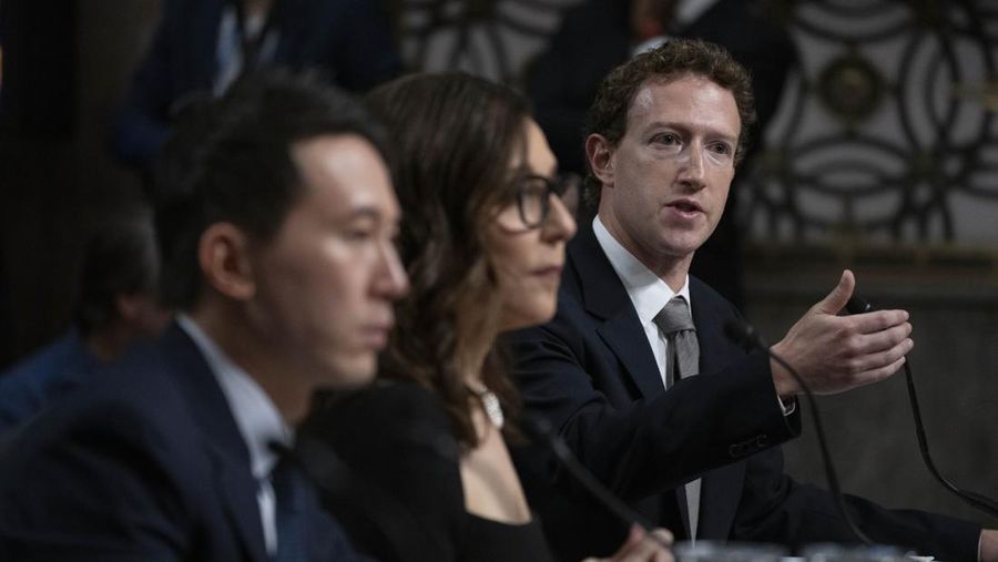 CEO Meta Mark Zuckerberg, kanan, bersama saksi lainnya, dari kiri, CEO TikTok Shou Zi Chew dan CEO X Linda Yaccarino, bersaksi di depan sidang Komite Kehakiman Senat di Capitol Hill di Washington, Rabu, 31 Januari 2024, untuk membahas keselamatan anak on line.  (AP Photo/Manuel Balce Ceneta)