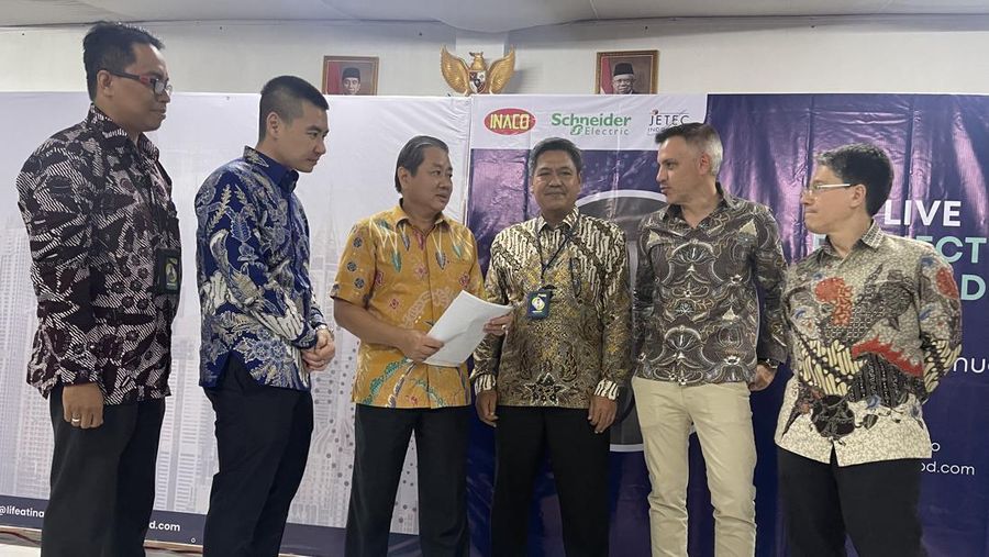 Dari kiri ke kanan) Adhi Lukman, BOD PT Niramas Utama; Ir.
Putu Juli Ardika, Direktur Jenderal Industri Agro, Kementerian Perindustrian; Roberto Rossi,
Cluster President Schneider Electric Indonesia & Timor Leste; Olivier Vifflantzeff, Direktur PT
JETEC Indonesia; Martin Setiawan, Industry Business Vice President Schneider Electric
Indonesia - memperhatikan seorang pekerja yang sedang mengoperasikan teknologi
augmented reality, salah satu teknologi yang diimplementasikan pada tahap awal digitalisasi
Pabrik Pusat PT Niramas Utama di Bekasi.