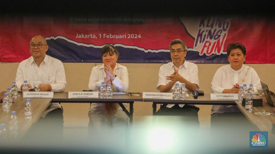 (Dari kiri ke kanan) Ketua Umum APPBI Alphonzus Widjaja, Ketua Umum APINDO Shinta W. Kamdani, Ketua Umum HIPPINDO Budihardjo Iduansjah, dan Ketua Panitia KLINGKING FUN Fetty Kwartati saat konferensi pers KLINGKING FUN 2024, Pesta Diskon Anti Golput di Jakarta, Kamis (1/2/2024). (CNBC Indonesia/Faisal Rahman)