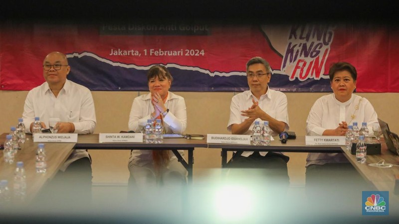 (Dari kiri ke kanan) Ketua Umum APPBI Alphonzus Widjaja, Ketua Umum APINDO Shinta W. Kamdani, Ketua Umum HIPPINDO Budihardjo Iduansjah, dan Ketua Panitia KLINGKING FUN Fetty Kwartati saat konferensi pers KLINGKING FUN 2024, Pesta Diskon Anti Golput di Jakarta, Kamis (1/2/2024). (CNBC Indonesia/Faisal Rahman)