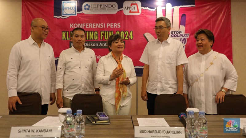 (Dari kiri ke kanan) Ketua Umum APPBI Alphonzus Widjaja, Ketua Umum APINDO Shinta W. Kamdani, Ketua Umum HIPPINDO Budihardjo Iduansjah, dan Ketua Panitia KLINGKING FUN Fetty Kwartati saat konferensi pers KLINGKING FUN 2024, Pesta Diskon Anti Golput di Jakarta, Kamis (1/2/2024). (CNBC Indonesia/Faisal Rahman)