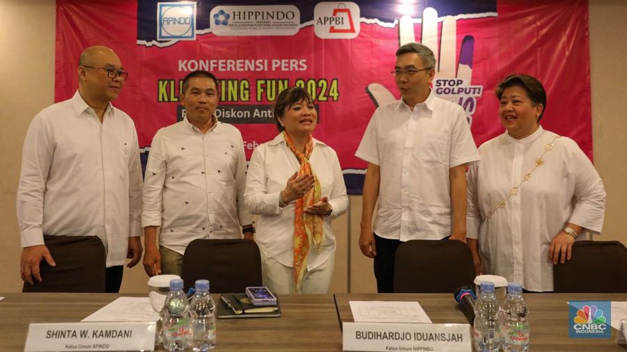 (Dari kiri ke kanan) Ketua Umum APPBI Alphonzus Widjaja, Ketua Umum APINDO Shinta W. Kamdani, Ketua Umum HIPPINDO Budihardjo Iduansjah, dan Ketua Panitia KLINGKING FUN Fetty Kwartati saat konferensi pers KLINGKING FUN 2024, Pesta Diskon Anti Golput di Jakarta, Kamis (1/2/2024). (CNBC Indonesia/Faisal Rahman)