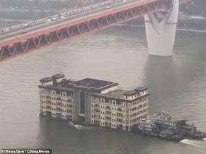 Gedung Lantai 5 China Diseret di Atas Sungai China, Kok Bisa?