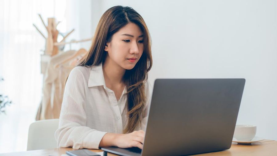 Ilustrasi seorang wanita berkerja dengan menggunakan laptop. Ilustrasi seorang wanita berkerja dengan menggunakan laptop. (Dok. Freepik)