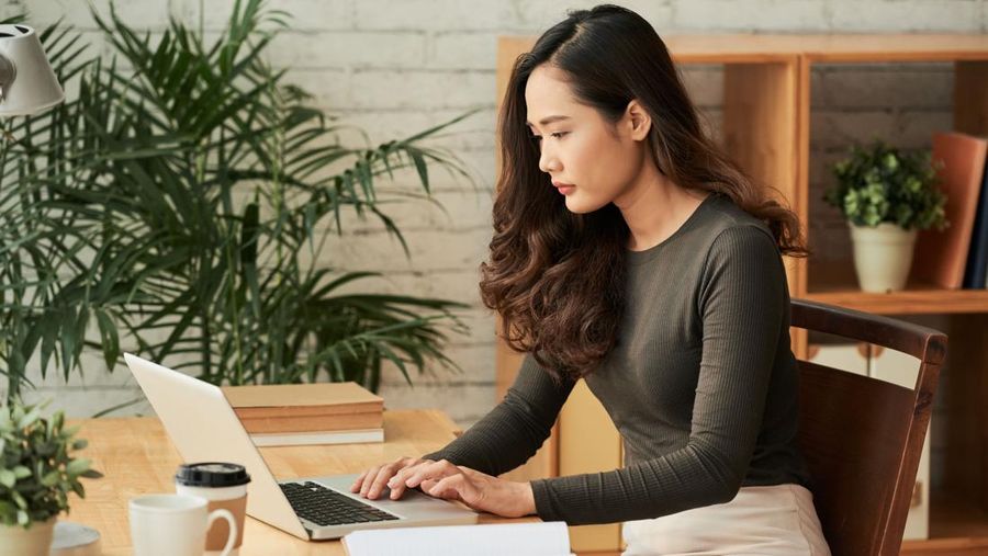Ilustrasi seorang wanita berkerja dengan menggunakan laptop. (Dok. Freepik)