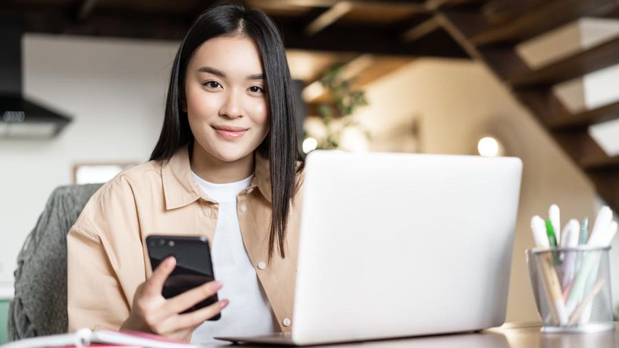 Ilustrasi wanita menggunakan smartphone saat berkerja. (Dok. Freepik/Seva Levytskyi)