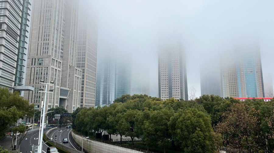 Selimut kabut tebal menyelimuti pusat keuangan China di Shanghai pada Rabu (31/1/2024). (REUTERS/XIHAO JIANG)