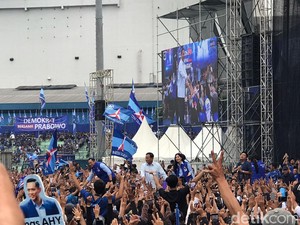 Prabowo hingga AHY Joget saat Denny Cak Nan Hibur Kampanye Akbar PD