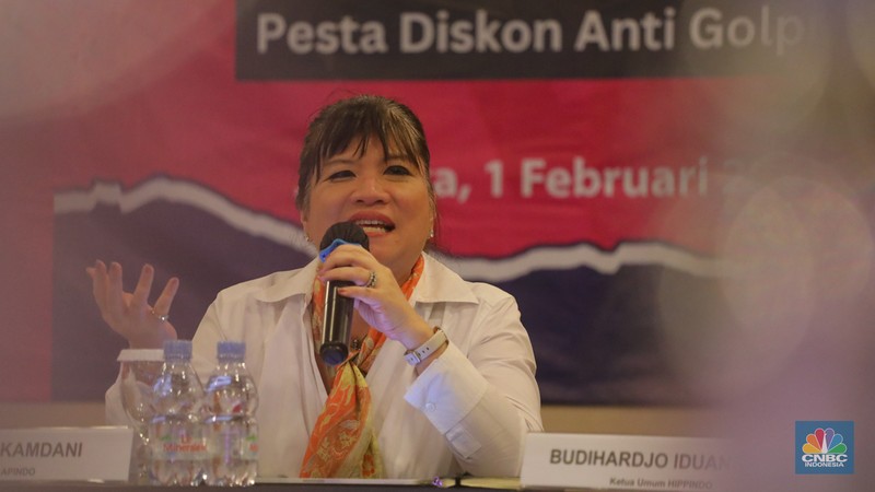 (Dari kiri ke kanan) Ketua Umum APPBI Alphonzus Widjaja, Ketua Umum APINDO Shinta W. Kamdani, Ketua Umum HIPPINDO Budihardjo Iduansjah, dan Ketua Panitia KLINGKING FUN Fetty Kwartati saat konferensi pers KLINGKING FUN 2024, Pesta Diskon Anti Golput di Jakarta, Kamis (1/2/2024). (CNBC Indonesia/Faisal Rahman)