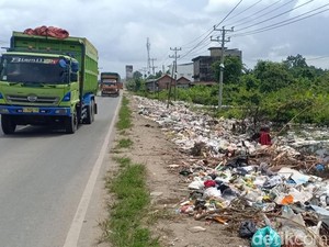 Jorok! Sampah Menumpuk di Pinggir Jalan Lintas Telanaipura Jambi