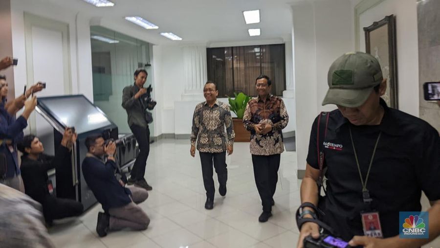 Mahfud MD usai melakukan pertemuan dengan Presiden Joko Widodo terkait pengunduran diri sebagai Menteri Koordinator Bidang Politik, Hukum, dan Keamanan. (CNBC Indonesia/Emir Yanwardhana)