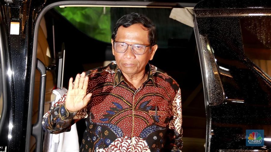 Mahfud MD tiba di kantor usai melakukan pertemuan dengan Presiden Joko Widodo terkait pengunduran diri sebagai Menteri Koordinator Bidang Politik, Hukum, dan Keamanan pada Kamis (1/2/2024). (վ/Muhammad Sabki)