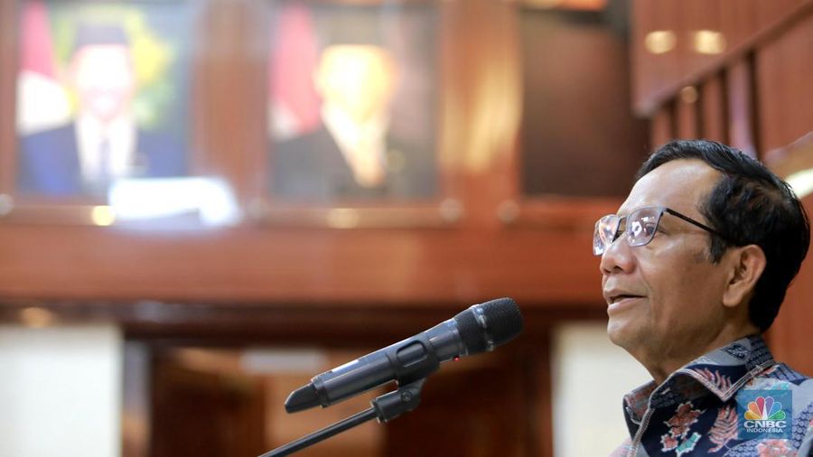 Menteri Koordinator Politik, Hukum dan Keamanan (Menkopolhukam) memberi keterangan pers kepada media di kantor Menko Polhukam, Jakarta, Kamis, (1/2/2024). (CNBC Indonesia/Muhammad Sabki)