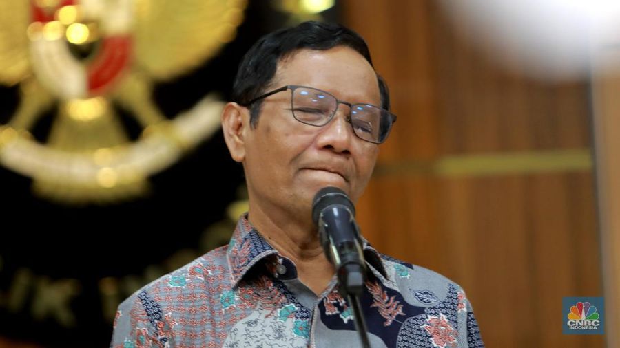 Menteri Koordinator Politik, Hukum dan Keamanan (Menkopolhukam) memberi keterangan pers kepada media di kantor Menko Polhukam, Jakarta, Kamis, (1/2/2024). (CNBC Indonesia/Muhammad Sabki)