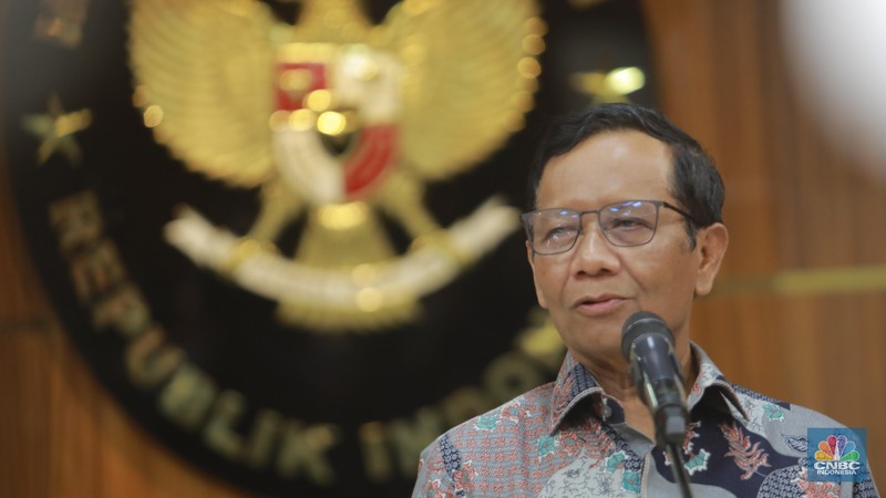 Menteri Koordinator Politik, Hukum dan Keamanan (Menkopolhukam) memberi keterangan pers kepada media di kantor Menko Polhukam, Jakarta, Kamis, (1/2/2024). (CNBC Indonesia/Muhammad Sabki)