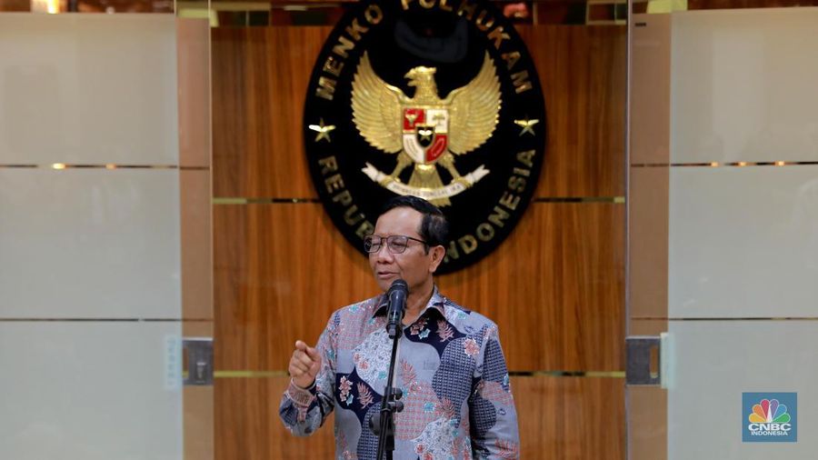 Menteri Koordinator Politik, Hukum dan Keamanan (Menkopolhukam) memberi keterangan pers kepada media di kantor Menko Polhukam, Jakarta, Kamis, (1/2/2024). (CNBC Indonesia/Muhammad Sabki)