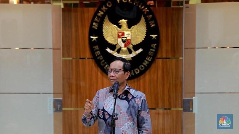 Menteri Koordinator Politik, Hukum dan Keamanan (Menkopolhukam) memberi keterangan pers kepada media di kantor Menko Polhukam, Jakarta, Kamis, (1/2/2024). (CNBC Indonesia/Muhammad Sabki)
