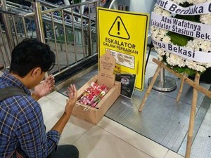 Penumpang KRL Gelar Peringatan 100 Hari Matinya Eskalator Stasiun Bekasi