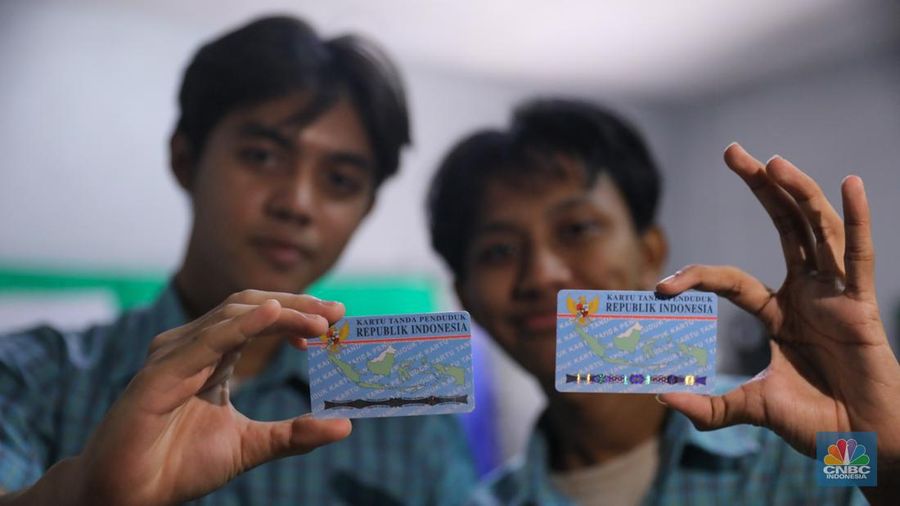 Siswa melakukan perekaman Kartu Tanda Penduduk elektronik (KTP-el) di SMK YPK Manggarai, Jakarta, Kamis (1/2/2024). (վ/Faisal Rahman)
