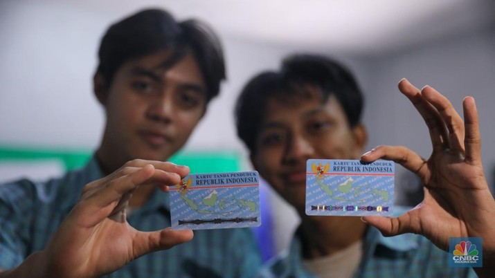 Siswa melakukan perekaman Kartu Tanda Penduduk elektronik (KTP-el) di SMK YPK Manggarai, Jakarta, Kamis (1/2/2024). (CNBC Indonesia/Faisal Rahman)