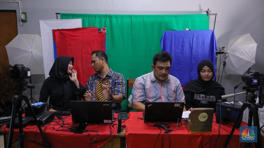 Siswa melakukan perekaman Kartu Tanda Penduduk elektronik (KTP-el) di SMK YPK Manggarai, Jakarta, Kamis (1/2/2024). (CNBC Indonesia/Faisal Rahman)